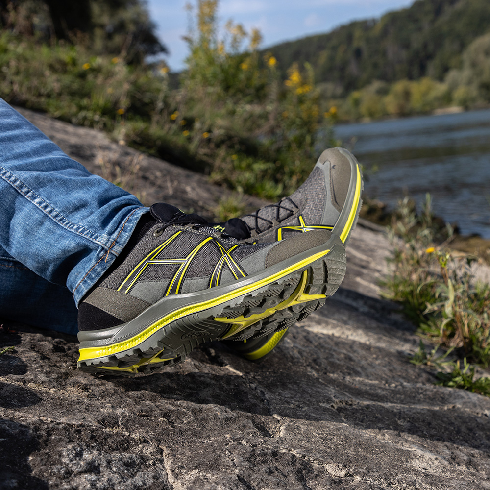 330105_black_eagle_adventure_2-2_gtx_low_olive-citrus_act02_web 330105_black_eagle_adventure_2-2_gtx_low_olive-citrus_act02_web01910