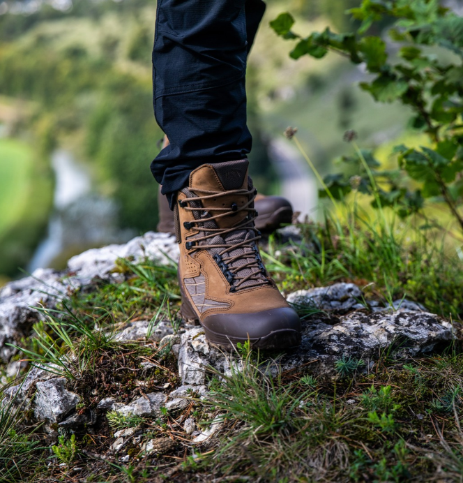 Wanderschuh, braunes Leder, hoher Schaft, Schnürverschluss, Gummisohle, Wanderstiefel, Braunes Leder, Hoher Schaft, Schnürung, Gummisohle, Wanderstiefel, braunes Leder, hoher Schaft, Schnürung, Profilsohle